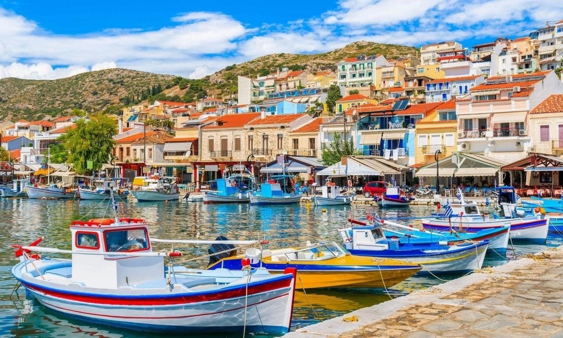 Το ελληνικό νησί που κάνει τους Βρετανούς να παραμιλάνε και αποθεώνεται στα διεθνή μέσα