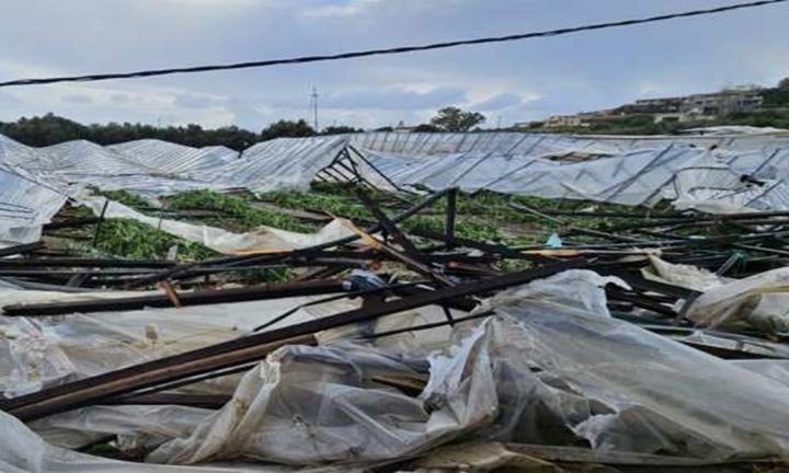 Κρήτη: Ανεμοστρόβιλος «σάρωσε» θερμοκήπια στην Ιεράπετρα