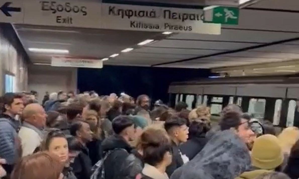 Συνωστισμός στο μετρό: «Σε αυτή την Ελλάδα χάνεις 2 ώρες την μέρα στο τιμόνι ή στα ΜΜΜ»