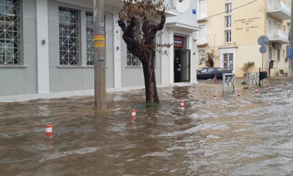 Κεφαλονιά: Το Αργοστόλι πλημμύρισε ξανά – Εικόνες χάους μετά τη νέα νεροποντή