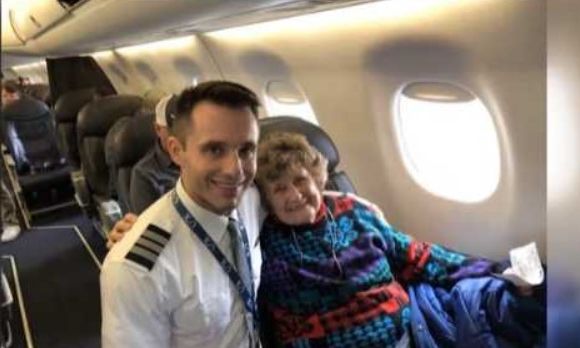 Ένα αξέχαστο ταξίδι: Γιαγιά 88 ετών περίμενε τον εγγονό της να γίνει πιλότος για την πρώτη πτήση της