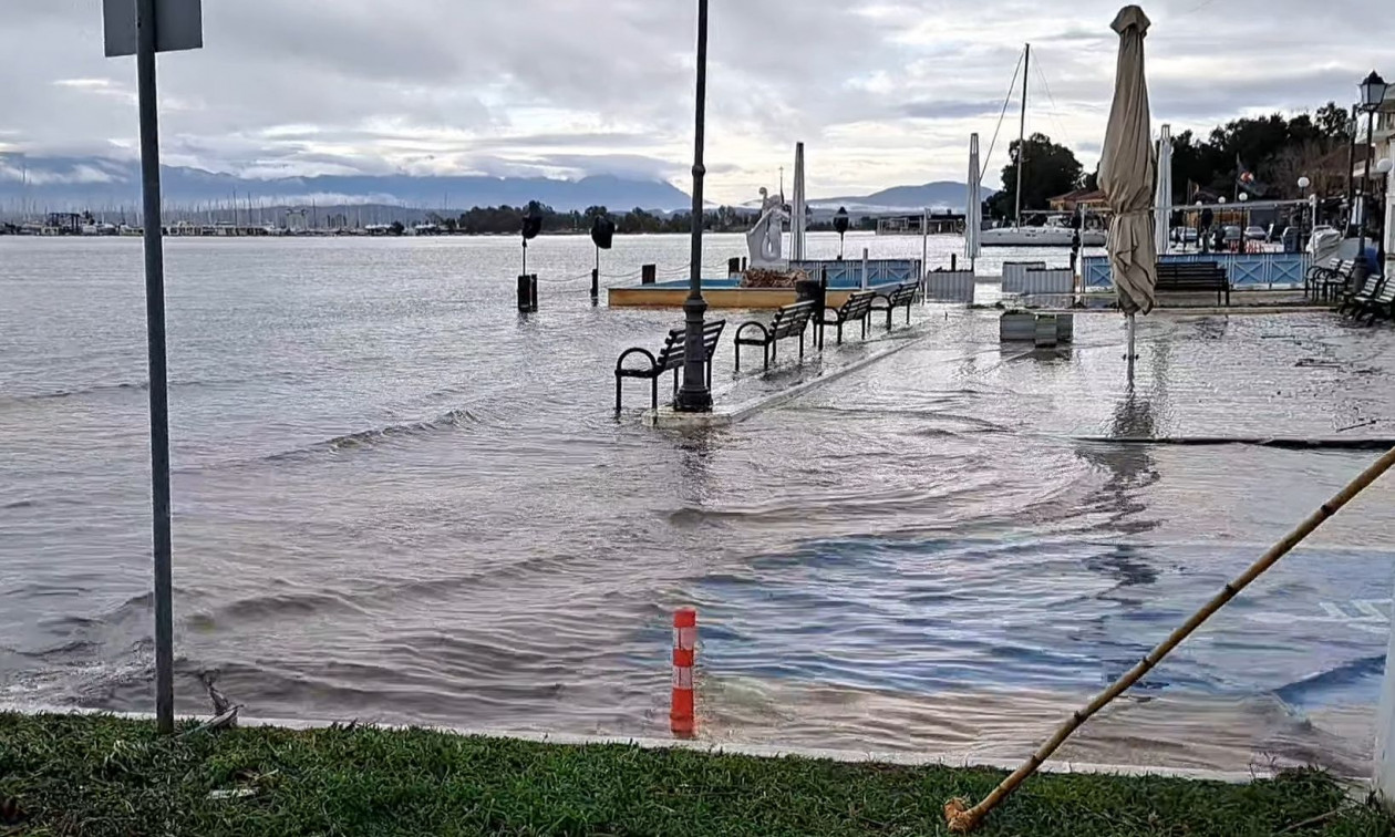 Η θάλασσα βγήκε στη στεριά στον Αμβρακικό: Πλημμύρισε παιδικός σταθμός στην Αμφιλοχία – Βίντεο