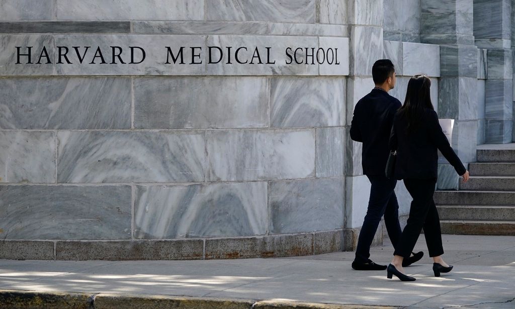 Η κυβέρνηση Τραμπ μηνύει το Χάρβαρντ – Το κατηγορεί ότι αψηφά την έρευνα για τις εισαγωγές φοιτητών