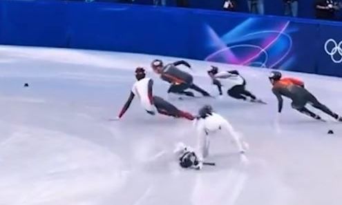 Χάος στους Ολυμπιακούς Αγώνες: Σκέιτερ γλίστρησε και παρέσυρε κάμεραμαν – Βίντεο