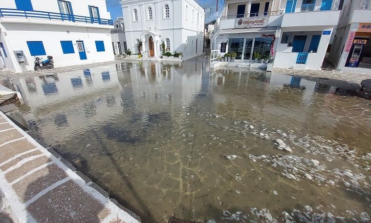 Πάρος: Η θάλασσα βγήκε στη στεριά – Πλημμύρισε πλατεία