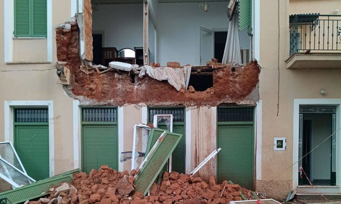 Κακοκαιρία: Τοίχος σπιτιού κατέρρευσε στη Μεσσήνη – Από θαύμα δεν υπήρξαν τραυματισμοί