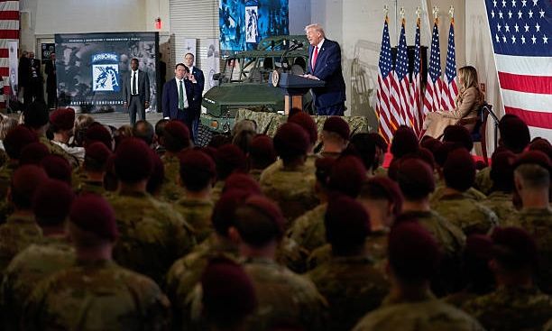 Στο Φορτ Μπραγκ ο Τραμπ τιμά τις ειδικές δυνάμεις για τη σύλληψη Μαδούρο