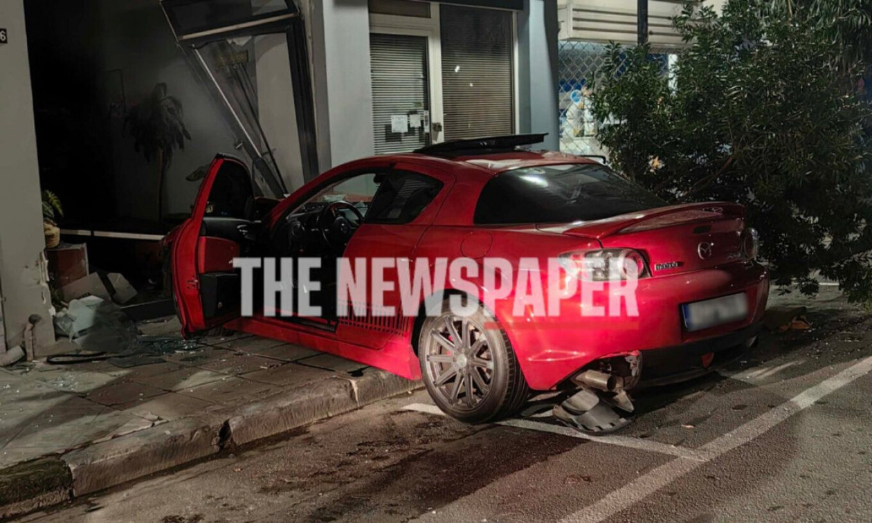 Σοβαρό τροχαίο ατύχημα στον Βόλο, Ι.Χ. εξετράπη και κατέληξε σε φροντιστήριο