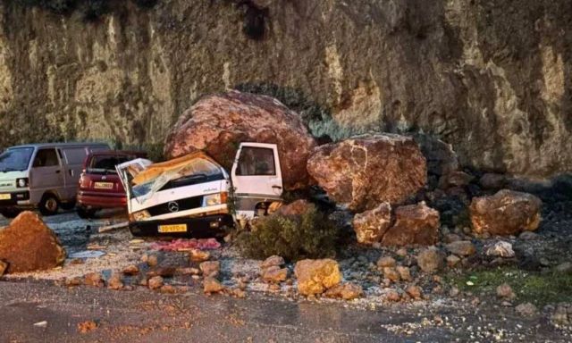 Στο έλεος της κακοκαιρίας η Πάργα – Αυτοκίνητα κάτω από βράχια, ζημιές στους δρόμους
