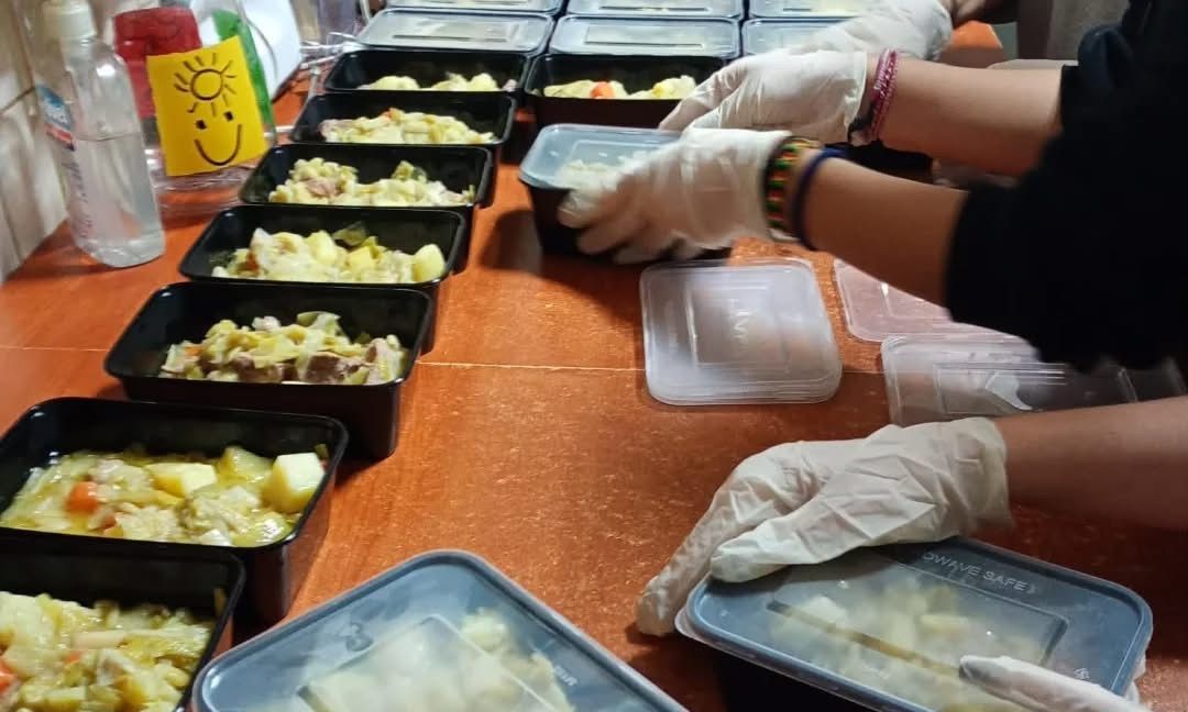 Θεσσαλονίκη: Οι «Περβολάρηδες» μαγειρεύουν ελπίδα – 100 μερίδες φαγητού κάθε εβδομάδα