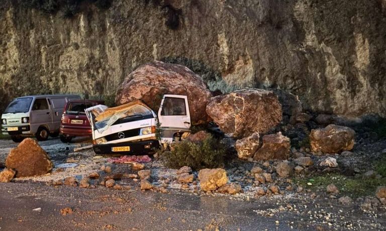 Κακοκαιρία στην Ήπειρο: Κλειστοί δρόμοι και νέες κατολισθήσεις – Βράχια καταπλάκωσαν αυτοκίνητο