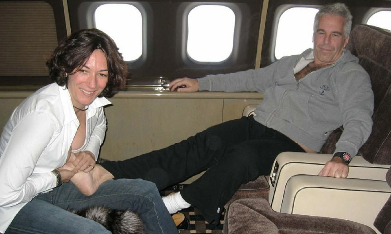 Μαρτυρία για Έπσταϊν: «Οι γυναίκες που με στρατολόγησαν γελούσαν καθώς με κακοποιούσε σεξουαλικά»