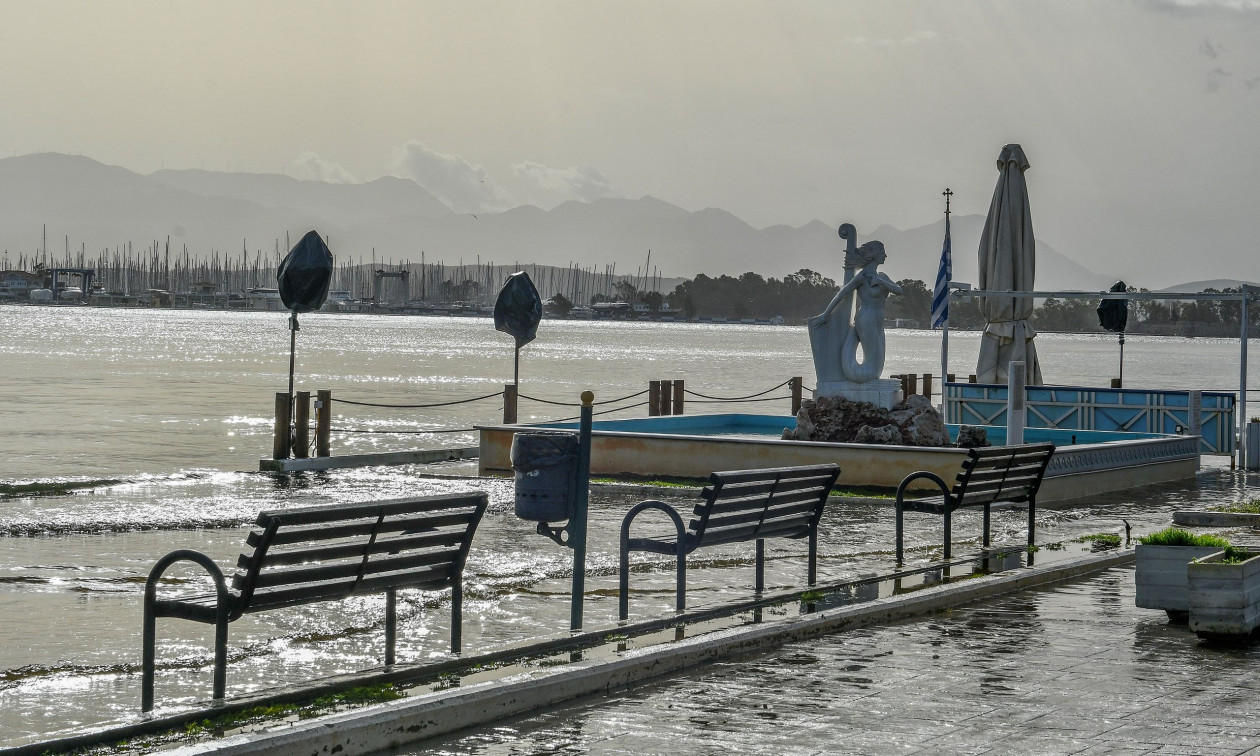 Καιρός: Ισχυροί άνεμοι και αφρικανική σκόνη σαρώνουν τη χώρα – Ζημιές, κατολισθήσεις και πλημμύρες