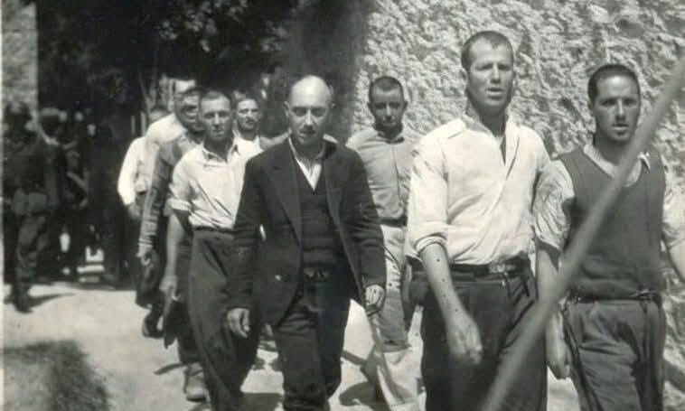 ΠΑΣΟΚ για φωτογραφίες από τις εκτελέσεις στην Καισαριανή: «Η ιστορία δεν μπαίνει σε πλειστηριασμό»