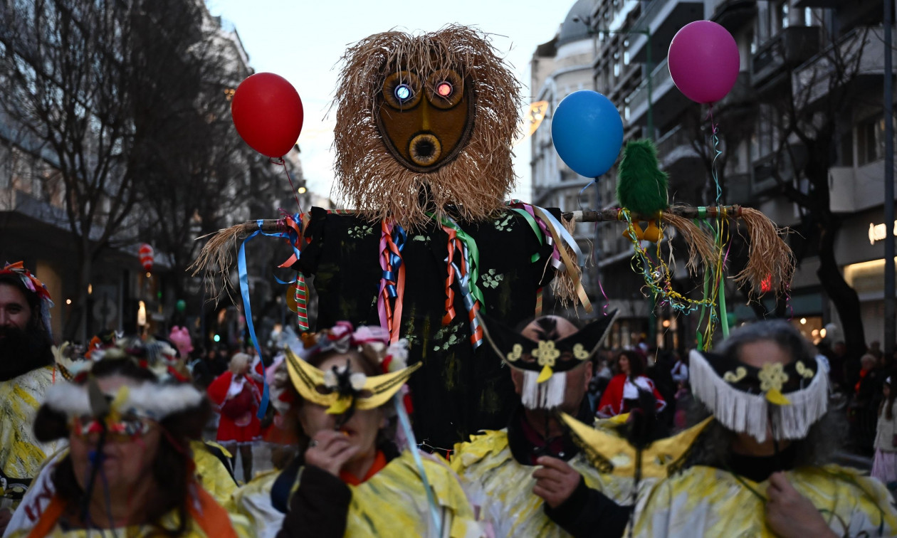 Θεσσαλονίκη: Χιλιάδες καρναβαλιστές διασκέδασαν με φαντασία και ξέφρενους ρυθμούς στην Αριστοτέλους