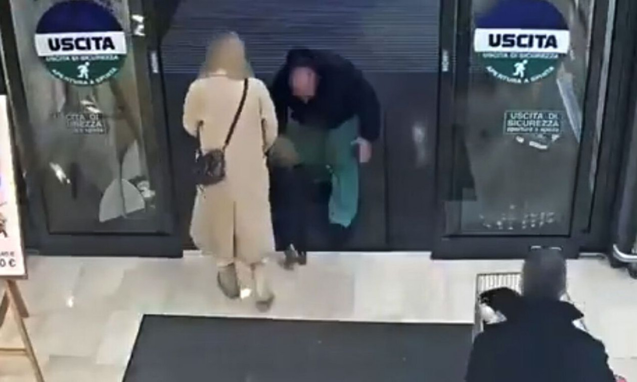 Ιταλία: Βίντεο που κόβει την ανάσα – Η στιγμή που άστεγος αρπάζει παιδί από καρότσι