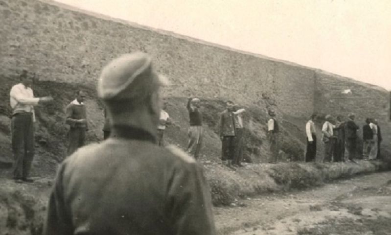 Explainer: Ποιο είναι το Crain’s Militaria που ανέρτησε τις φωτογραφίες από την Καισαριανή