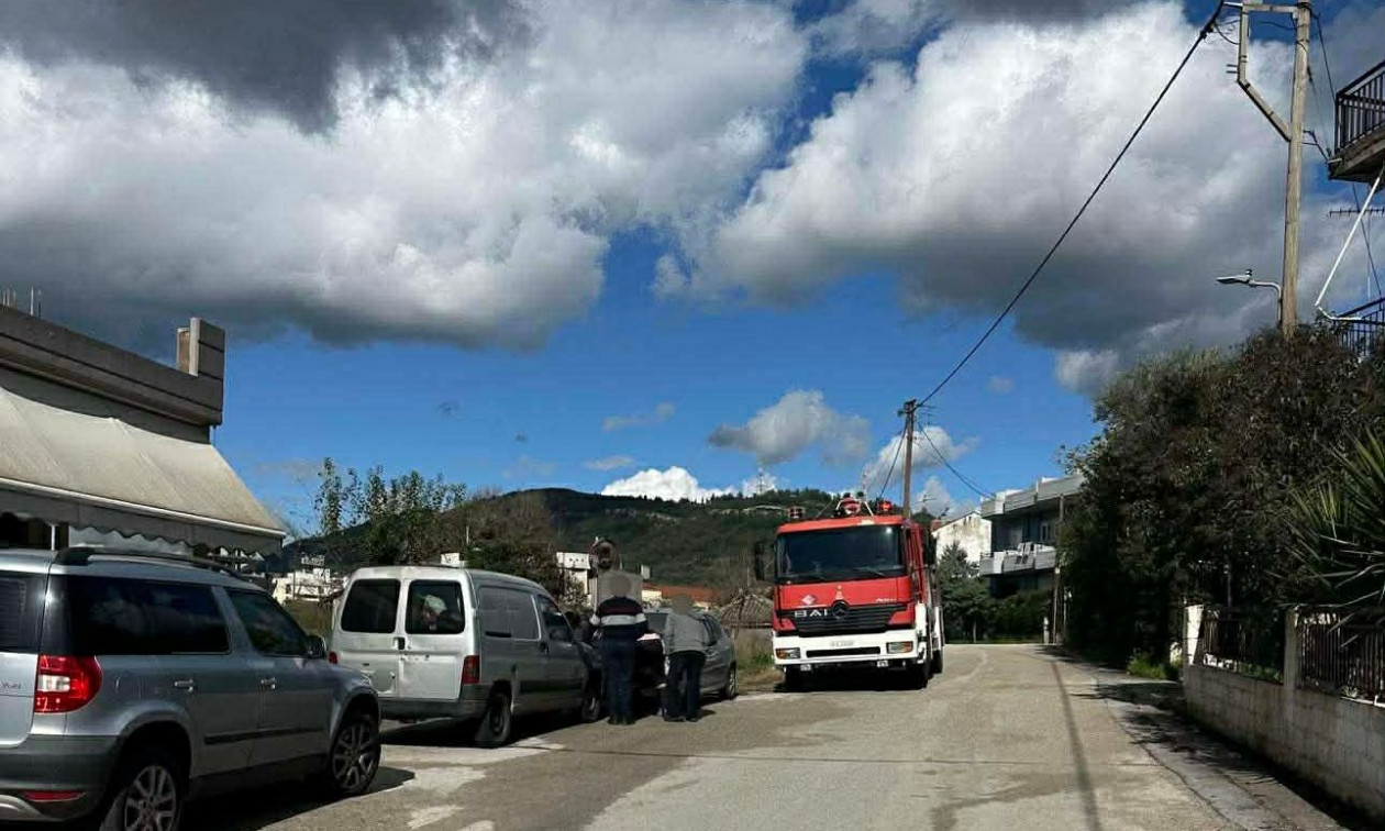 Αγρίνιο: Αυτοκίνητο τυλίχθηκε στις φλόγες – Αστυνομικός εκτός υπηρεσίας έσβησε τη φωτιά