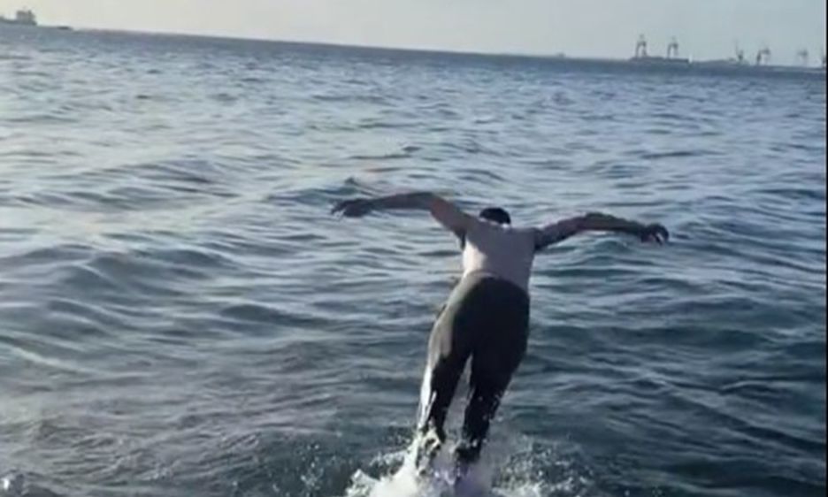 Θεσσαλονίκη: Νεαρός βούτηξε στον Θερμαϊκό – Δείτε το ξεκαρδιστικό βίντεο