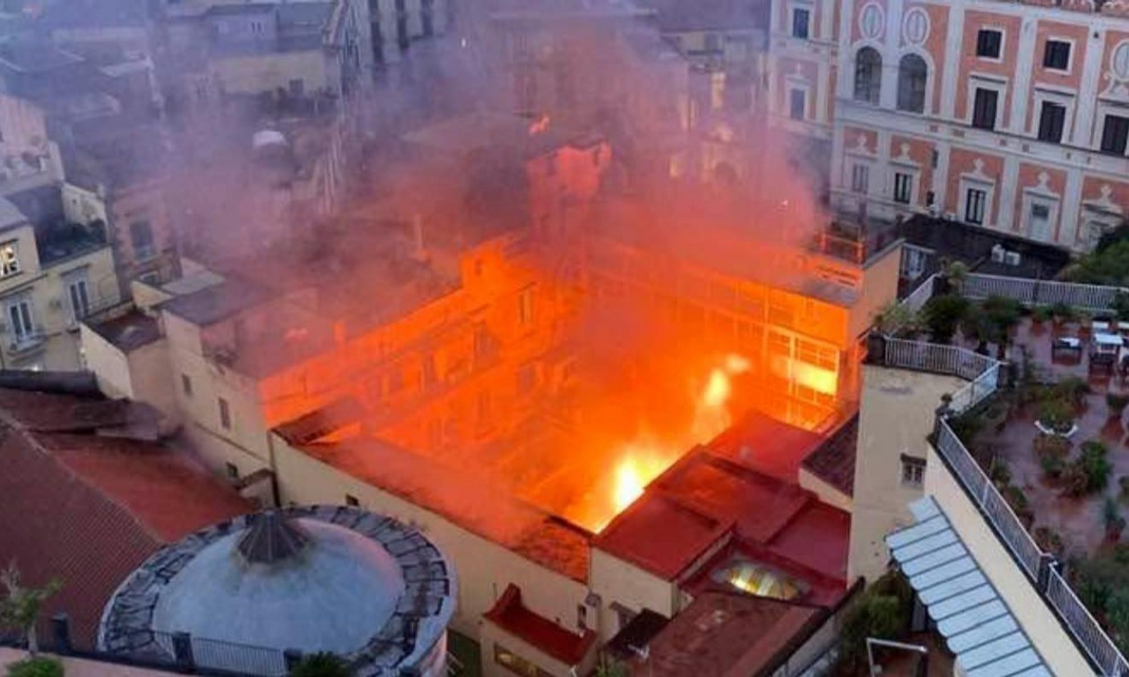 Ιταλία: Πυρκαγιά κατέστρεψε το θέατρο Σανατζάρο της Νάπολης – Βίντεο