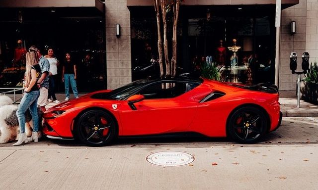 Γαλλία: Άστεγος οδηγούσε… Ferrari – Πώς ζούσε πλουσιοπάροχη ζωή με κρατικά επιδόματα