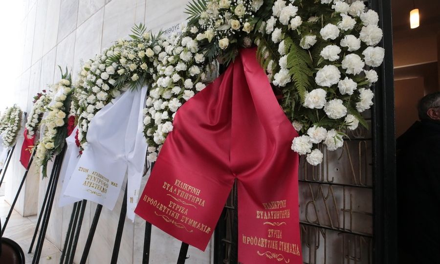 Συγκίνηση στο τελευταίο «αντίο» στο Αριστείδη Μανωλάκο – Παρόντες Τσίπρας, Φάμελλος, Χαρίτσης