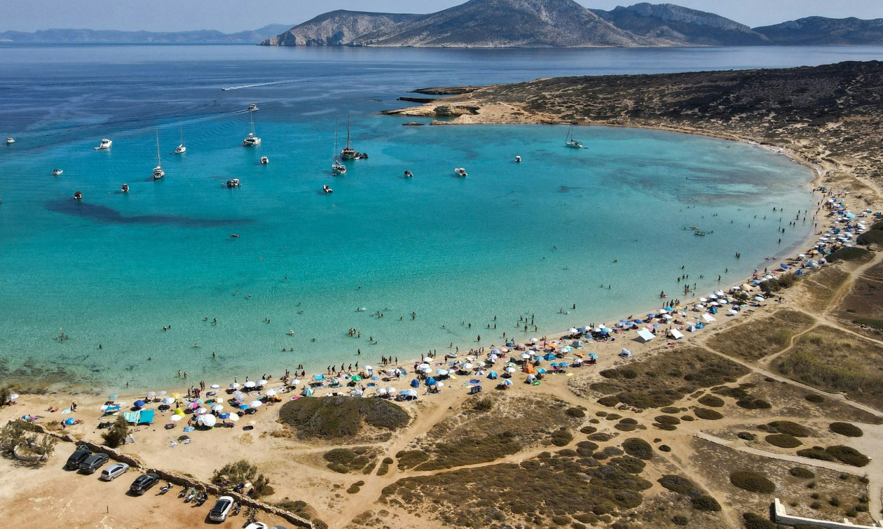 Κουφονήσια: Τέλος ξαπλώστρες και καντίνες σε Πορί και Ιταλίδα