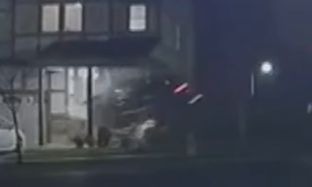 ΗΠΑ: Αυτοκίνητο «εκτοξεύεται» σε κτίριο – Στο νοσοκομείο ο οδηγός, σώοι οι ένοικοι – Βίντεο