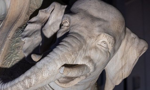 Ιταλία: Βανδάλισαν τον διάσημο «μικρό ελέφαντα» του Μπερνίνι στη Ρώμη – Δείτε βίντεο