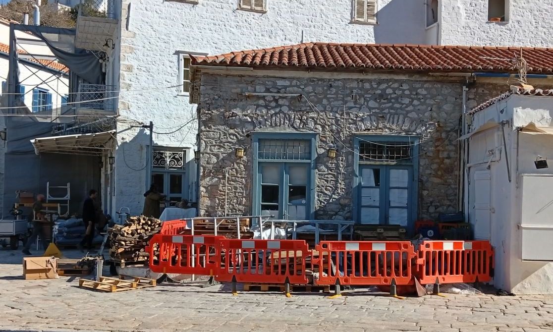 Σε «πυρετό» γυρισμάτων η Ύδρα: Ο Μπραντ Πιτ μετατρέπει το νησί σε «κινηματογραφικό πλατό» – Εικόνες