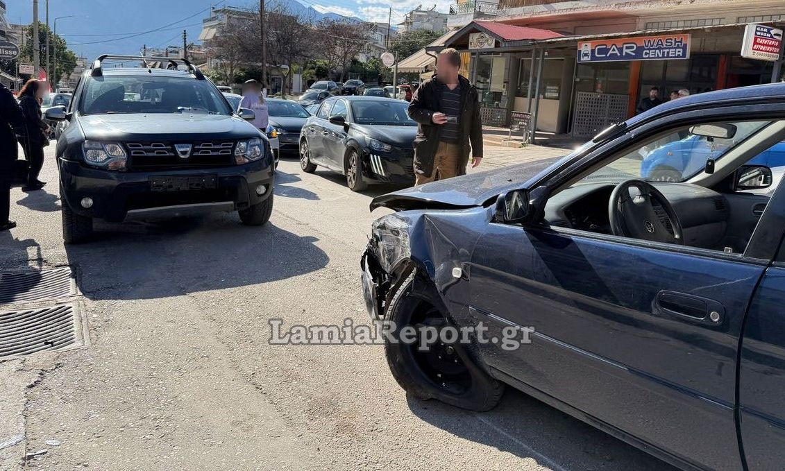Σφοδρό τραοχαίο στη Λαμία: Επιχείρησε προσπέραση σε κεντρικό δρόμο και προκάλεσε καραμπόλα
