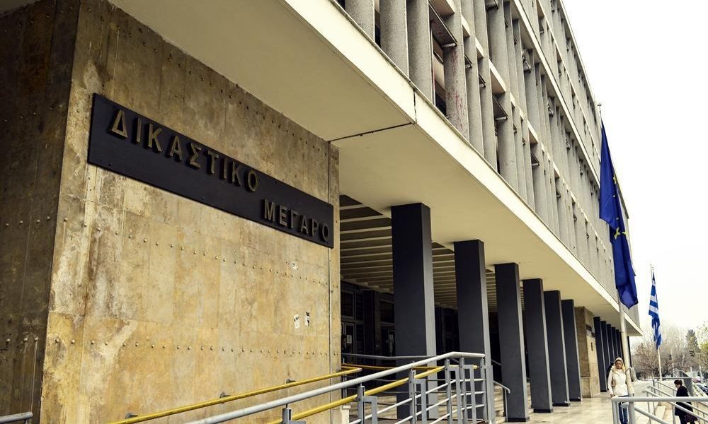 Θεσσαλονίκη: Ελεύθερη με όρους 56χρονη που καταγγέλθηκε ότι βίαζε τον γιο της οικιακής βοηθού της