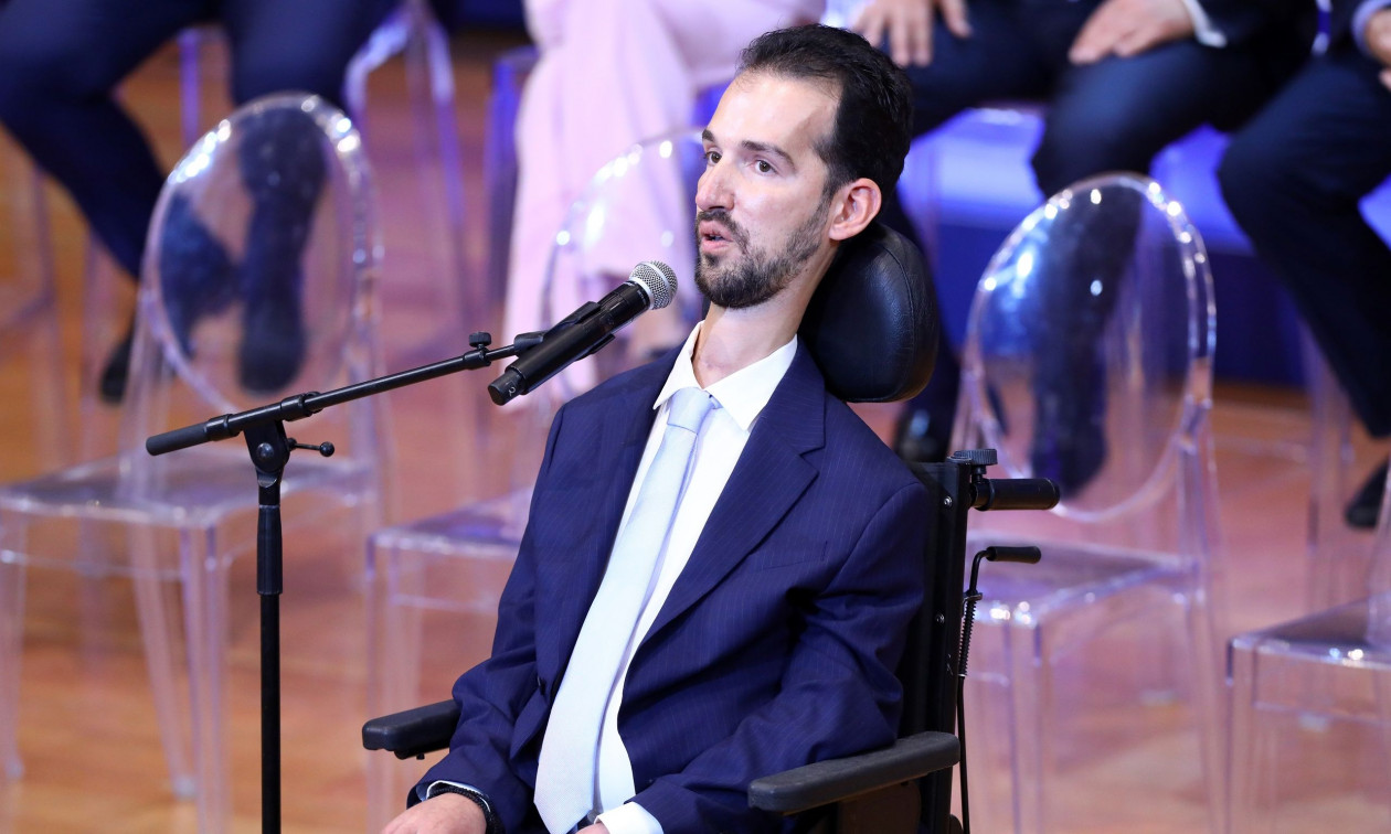 Κυμπουρόπουλος: Αποχώρησε από εκδήλωση που δεν είχε προσβασιμότητα για άτομα με αναπηρία