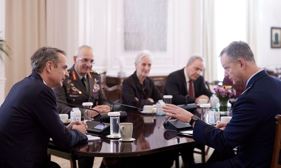 Συνάντηση Μητσοτάκη με τον Ανώτατο Διοικητή του ΝΑΤΟ στην Ευρώπη