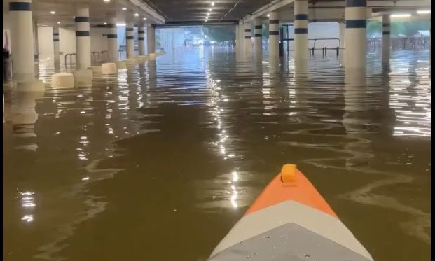 Γαλλία: Πολίτης έκανε «βαρκάδα» με καγιάκ σε πλημμυρισμένο εμπορικό κέντρο – Βίντεο