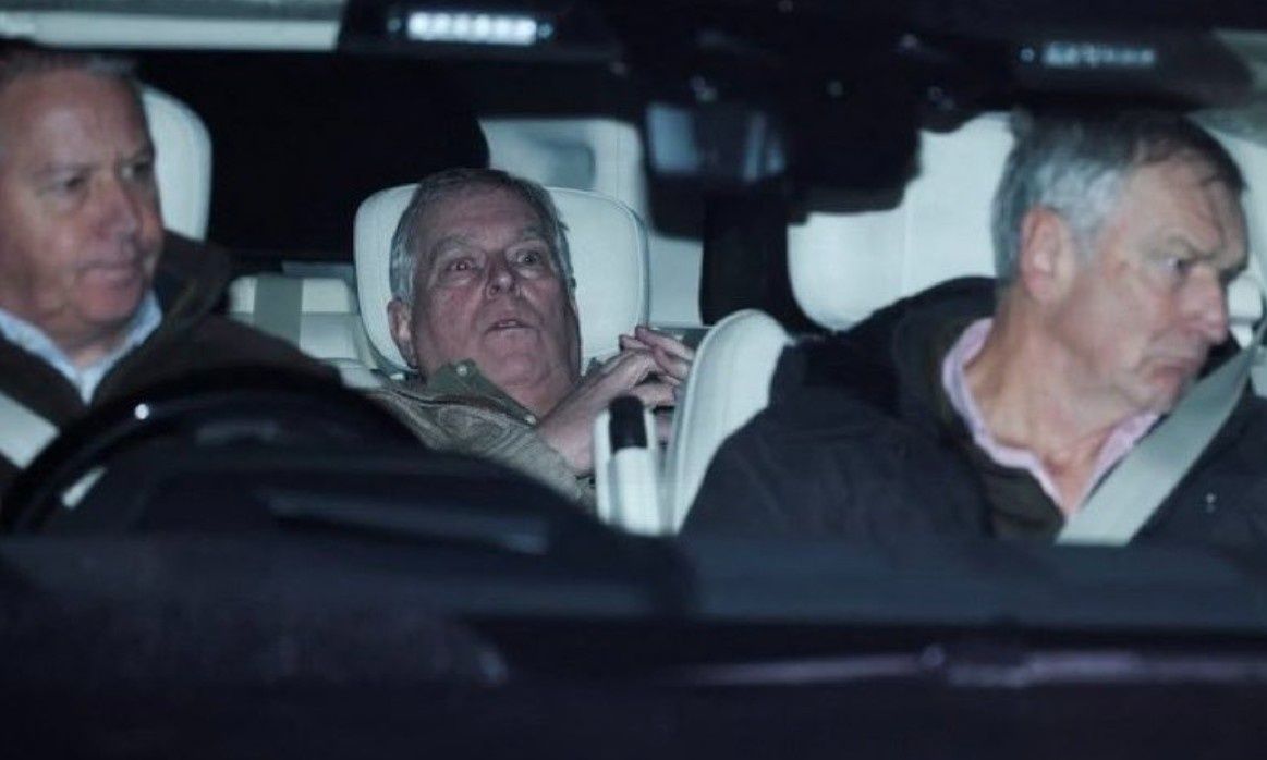 Σύλληψη Άντριου: Η φωτογραφία της πτώσης του «πρίγκιπα Playboy» που κάνει τον γύρο του κόσμου