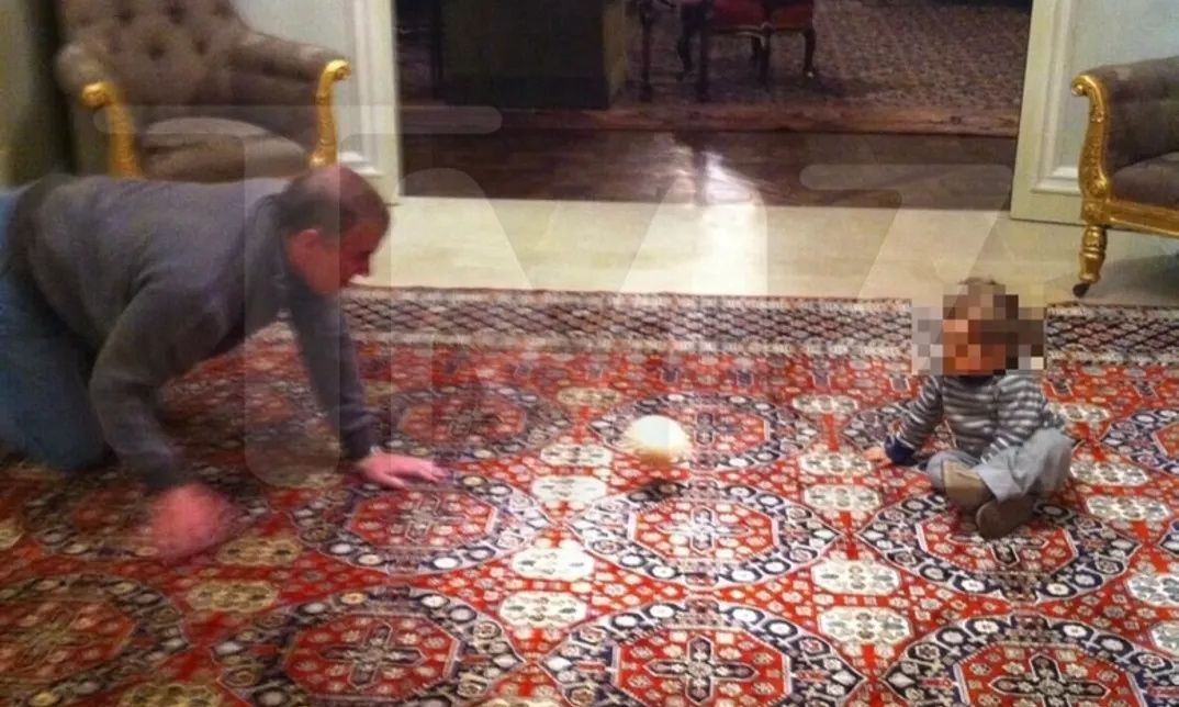 Νέες φωτογραφίες του έκπτωτου πρίγκιπα Άντριου: Παίζει με ένα παιδί με μια «μπάλα» σαν στήθος