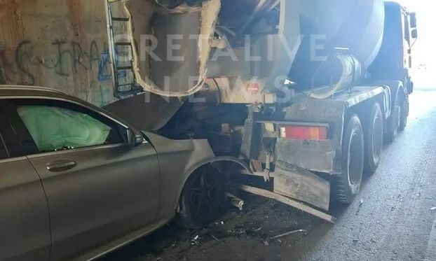 Τροχαίο στο Ηράκλειο: Αυτοκίνητο εξετράπη της πορείας του και έπεσε πάνω σε φορτηγό – Δείτε βίντεο