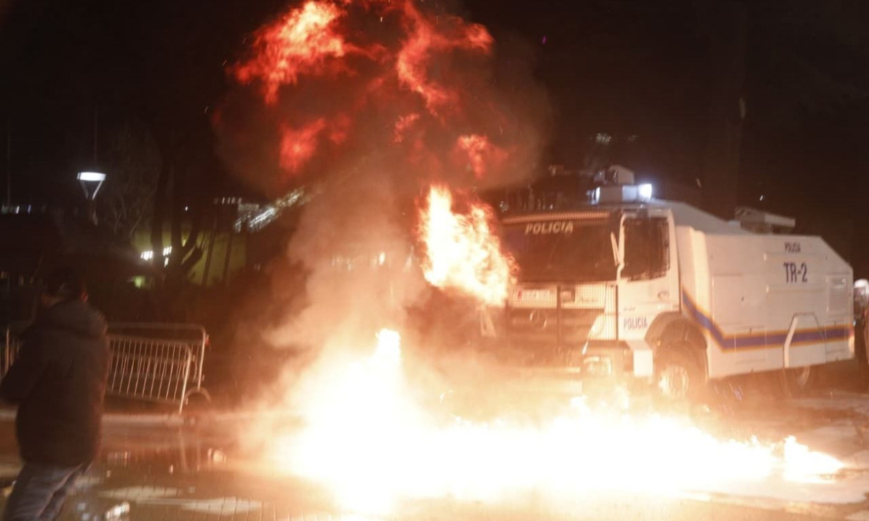 Αλβανία: Επεισόδια με μολότοφ και δακρυγόνα μετά από μαζική διαδήλωση στα Τίρανα