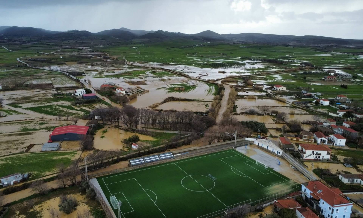 «Πνίγηκε» στη λάσπη η Λήμνος: Πλημμύρισαν σπίτια και καταστήματα – Δεκάδες κλήσεις στην Πυροσβεστική