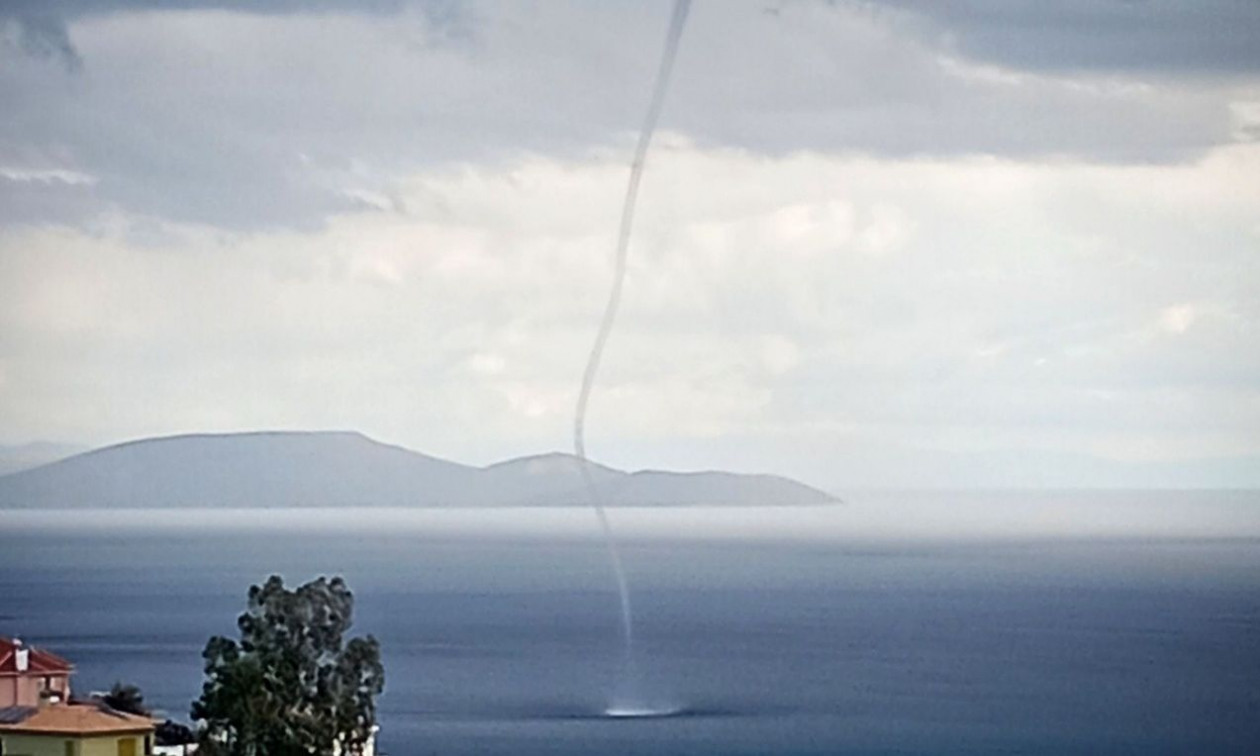 Σπάνιο φαινόμενο: Υδροστρόβιλος σχηματίστηκε πάνω από τη Ραφήνα – Βίντεο