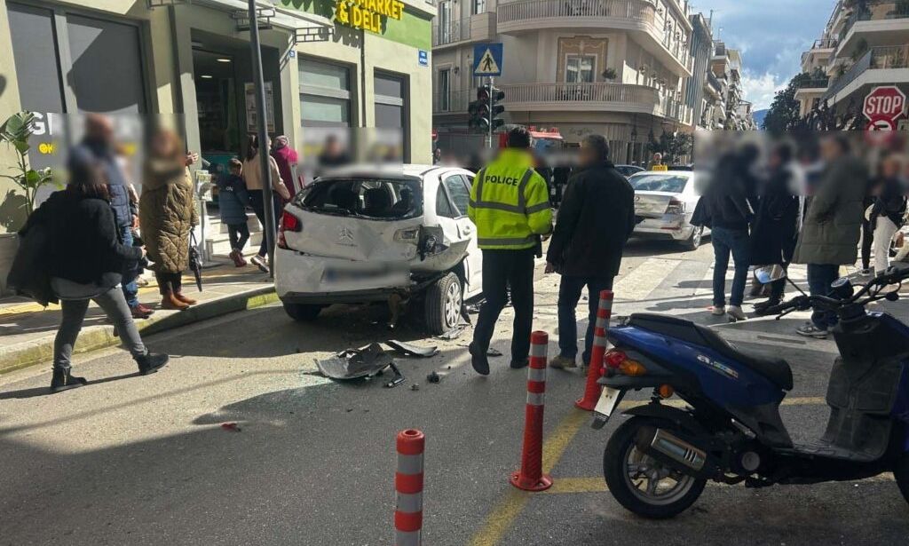 Τροχαίο στο Αγρίνιο: Αυτοκίνητο προσέκρουσε σε τρία οχήματα προτού συγκρουστεί σε δέντρο – Βίντεο