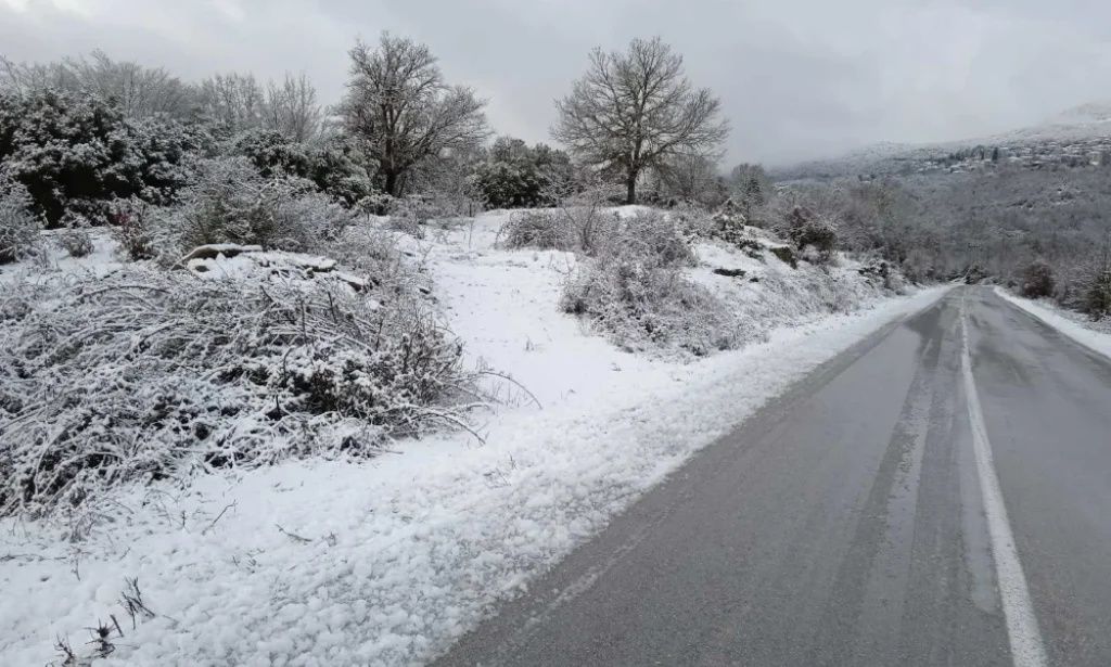 Τέσσερα άτομα εγκλωβίστηκαν στα χιόνια στο Ζαγόρι