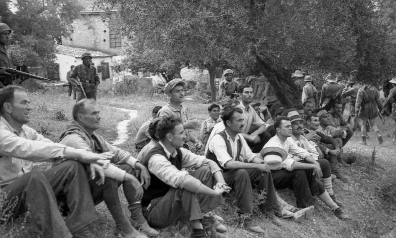 Φωτογραφίες Καισαριανής: Το μυστήριο των ναζί φωτογράφων – Τι «αποκαλύπτει» η Σφαγή στο Κοντομαρί