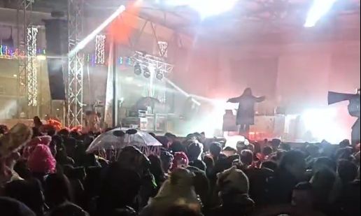 Ξάνθη: Χορός, μουσική και χρώματα στο πάρτι της πλατείας Δημοκρατίας για το καρναβάλι – Βίντεο