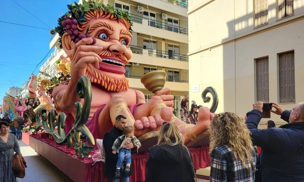 Καρναβάλι Πάτρας 2026: Κέφι, μουσική και χρώματα από 50.000 μασκαράδες – LIVE η παρέλαση