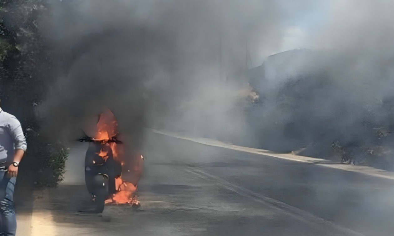 Λάρισα: Μοτοσικλέτα τυλίχθηκε στις φλόγες εν κινήσει