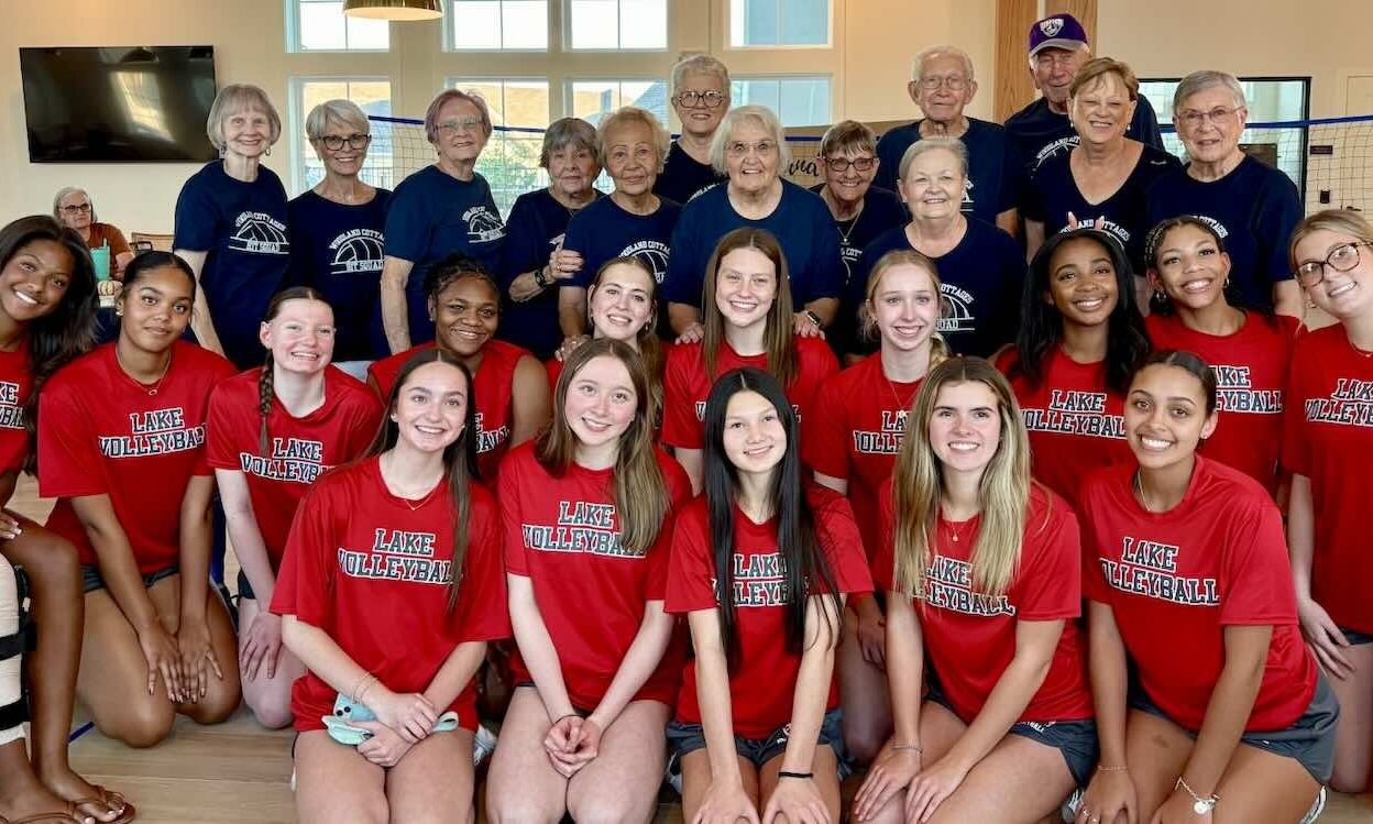 Όταν το «βόλεϊ σε καρέκλα» γεφυρώνει δύο γενιές – Η απρόσμενη φιλία μεταξύ εφήβων και ηλικιωμένων