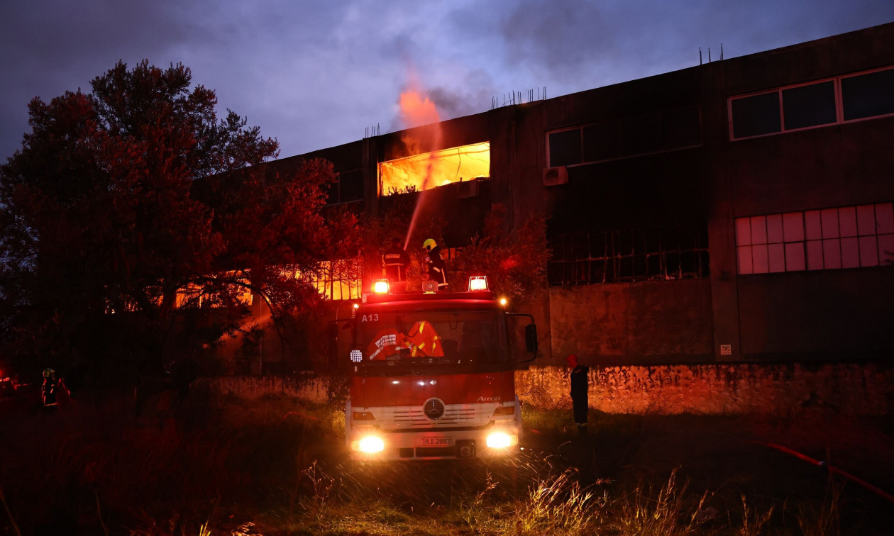 Υπό μερικό έλεγχο η φωτιά σε αποθήκη αθλητικών ειδών στα Σπάτα