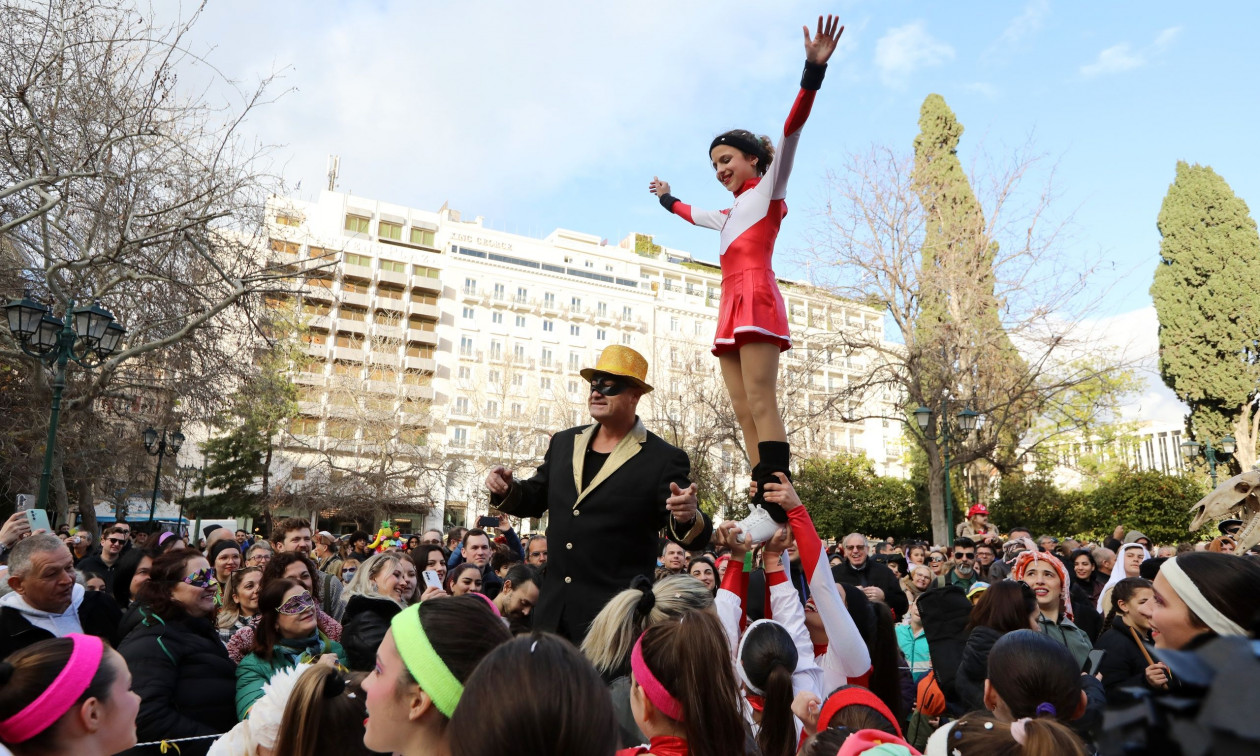 Σε καρναβαλικούς ρυθμούς «χόρεψε» και η Αθήνα – Γλέντι στην πλατεία Συντάγματος